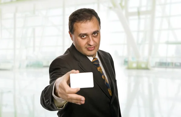 Joven hombre de negocios con tarjeta — Foto de Stock