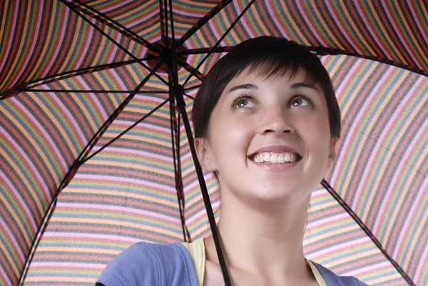 Menina morena nova com guarda-chuva — Fotografia de Stock