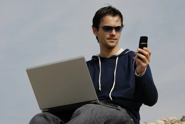 Uomo con computer portatile in spiaggia Parole chiavi: disponibile, spiaggia , — Foto Stock