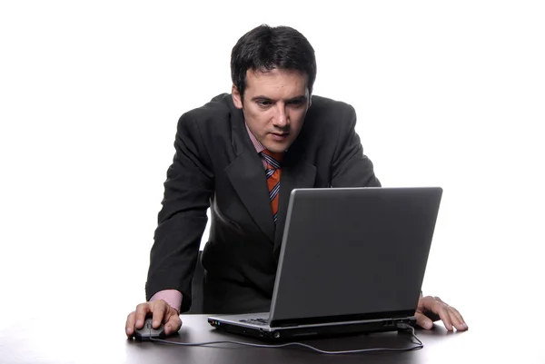 Młody mężczyzna pracujący z jego komputera osobistego — Zdjęcie stockowe