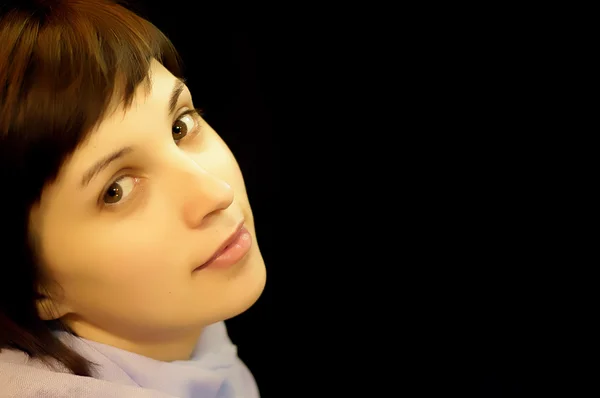 Fiatal alkalmi nő portré egy sötét háttér — Stock Fotó