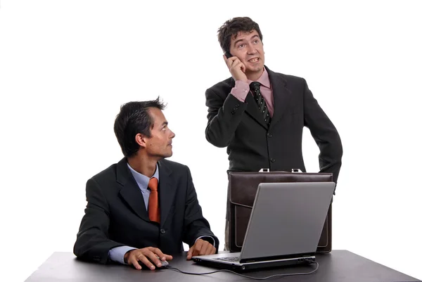 Deux jeunes hommes d'affaires travaillant avec un ordinateur portable — Photo