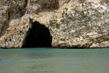 gozo Adası plajda dwejra Mağarası