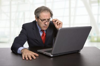 Olgun iş adamı onun laptop ile çalışma
