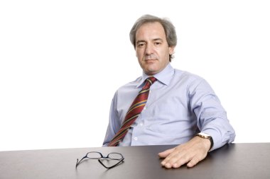 Masa üzerinde olgun iş adamı
