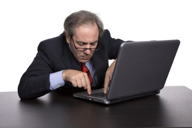 Olgun iş adamı onun laptop ile çalışma