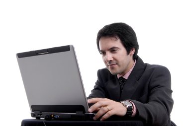 merak ve laptop ile çalışan genç bir adam