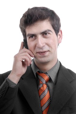 Beyaz arka planda telefonda genç adam