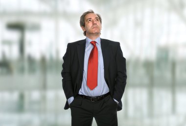 ofiste olgun dalgın iş adamı portresi