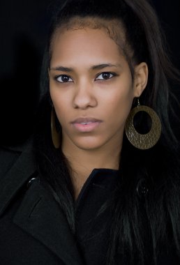 Genç ve güzel bir kadın. Yaklaş.