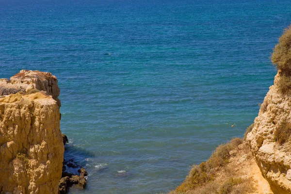 Скелястому узбережжі Алгарве, на півдні Португалії — стокове фото