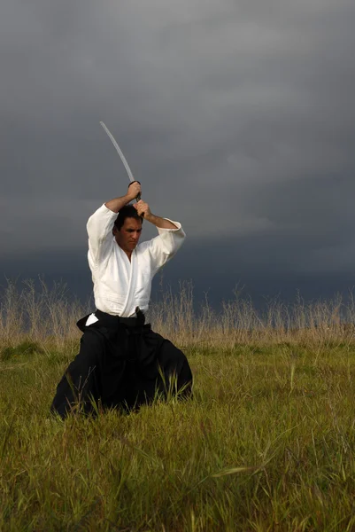 Junger Aikido-Mann mit Schwert — Stockfoto