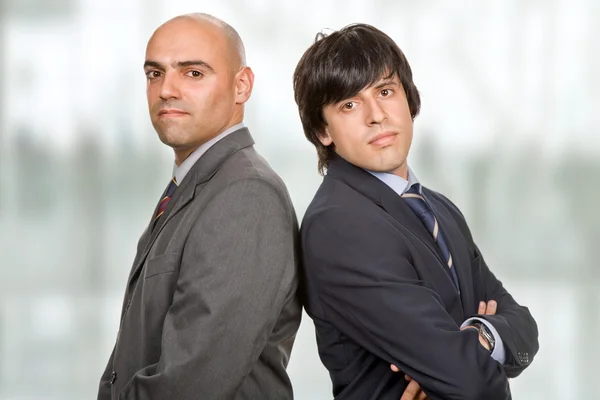 Dos hombres de negocios jóvenes — Foto de Stock