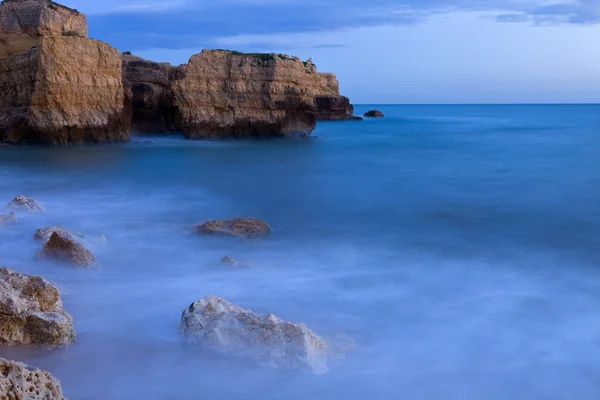 Dlouhé expozice v oceánu v algarve — Stock fotografie