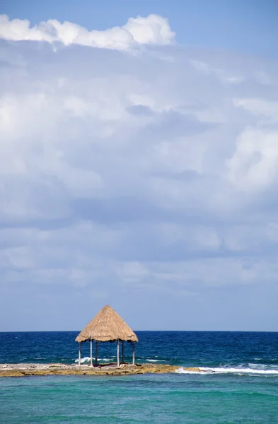 Houten huis op de Caribische zee — Stockfoto