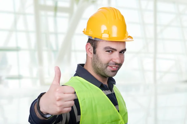 Werknemer dragen harde hoed en gaat duim omhoog — Stockfoto