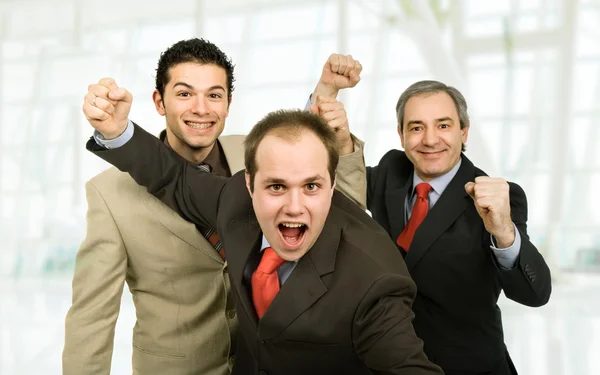 Drei Geschäftsleute im Büro gewinnen — Stockfoto