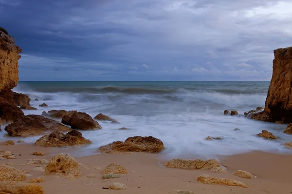 Longa exposição no oceano em algarve — Fotografia de Stock