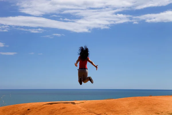 Jovem mulher salta — Fotografia de Stock