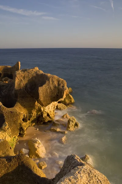 Larga exposición en el océano en el algarve — Foto de Stock