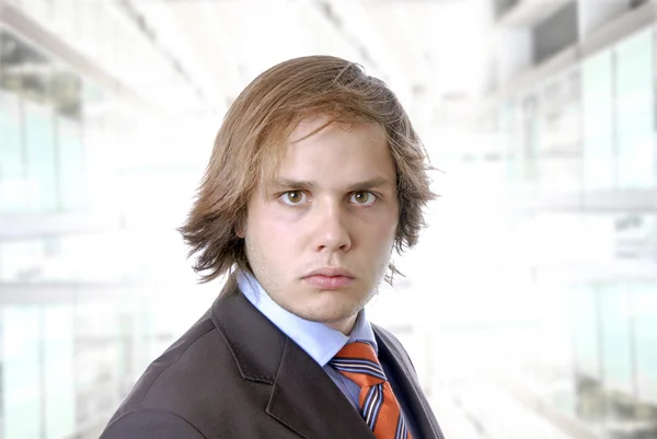 Fiatal üzleti férfi portré az irodában — Stock Fotó