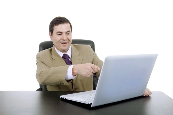 Jeune homme d'affaires travaillant avec un ordinateur portable — Photo