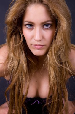 Genç ve güzel bir kadın. Yaklaş.