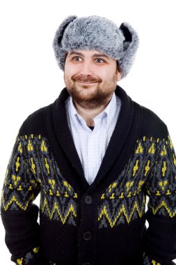 Rus bir şapka ile genç casual adam portresi