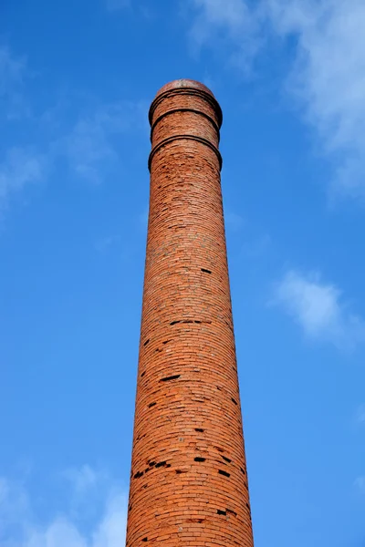 Antigua chimenea de fábrica —  Fotos de Stock