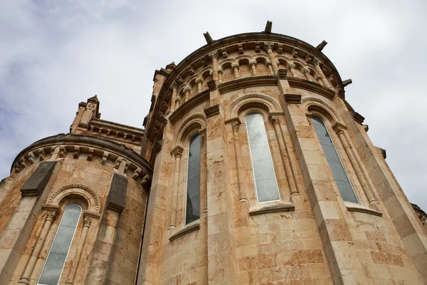 Die alte kathedrale von covadonga — Stockfoto