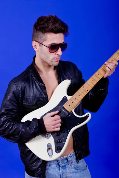 Mladý muž s kytarou — Stock fotografie