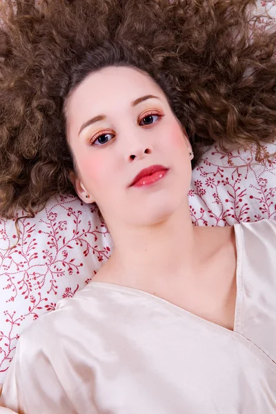 Młoda piękna kobieta leżąca w łóżku — Zdjęcie stockowe