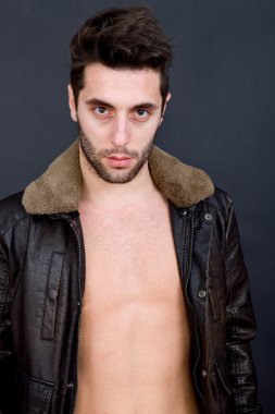 Genç adam, yaklaş.