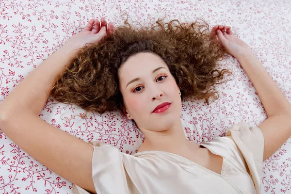 Mujer en la cama —  Fotos de Stock