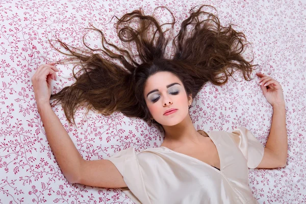 Mujer en la cama — Foto de Stock