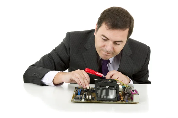 Ingeniero informático que trabaja en una placa base — Foto de Stock