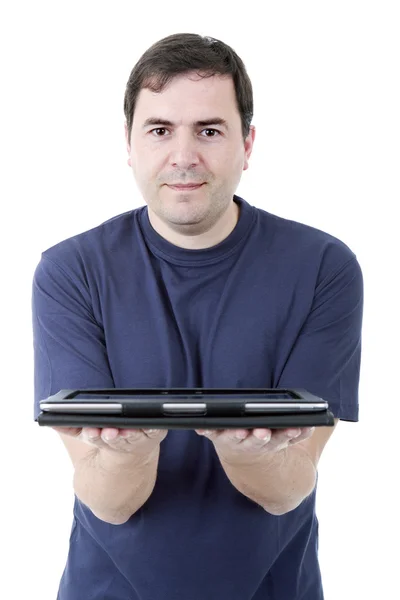 Hombre joven casual que ofrece una tableta — Foto de Stock