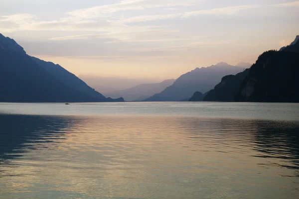 Swiss jezero západ slunce — Stock fotografie