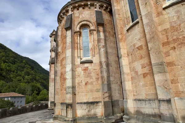 La antigua catedral de Covadonga — Foto de Stock