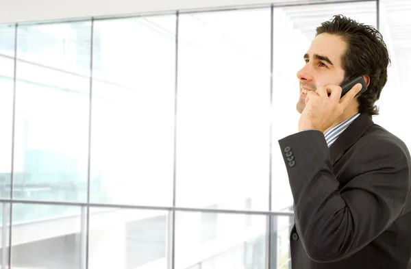 Junger Geschäftsmann telefoniert im Büro — Stockfoto