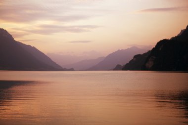 Swiss göl günbatımı