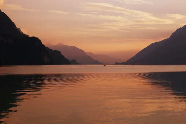 Swiss jezero západ slunce — Stock fotografie