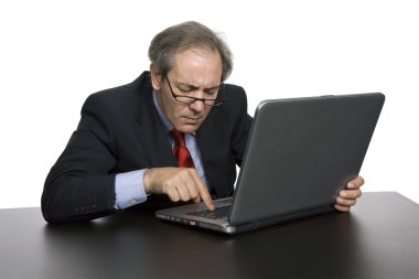 endişeli olgun iş adamı ile laptop