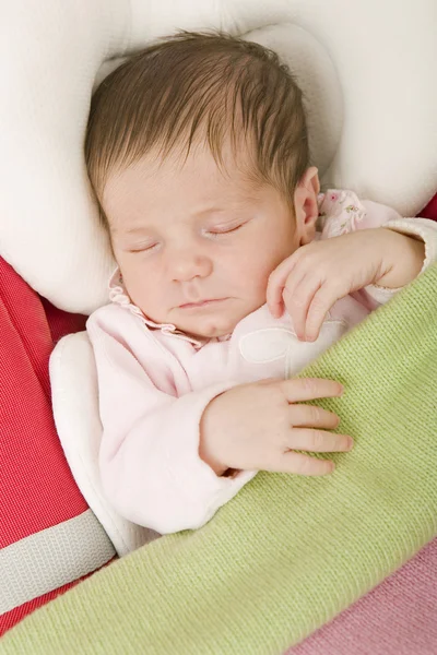 Ung baby sover — Stockfoto