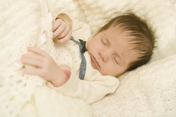 Ung baby sover — Stockfoto