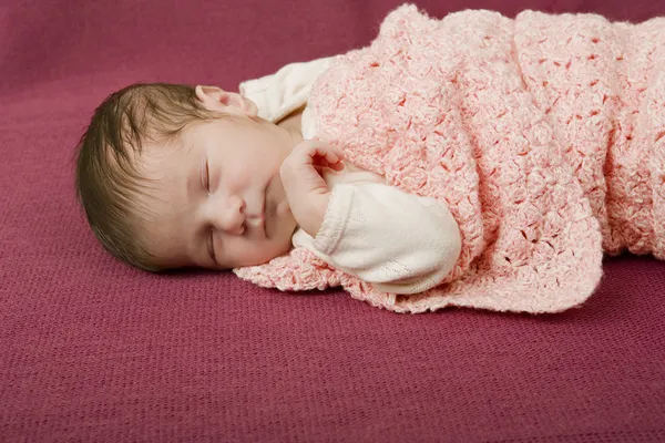 Ung baby sover — Stockfoto