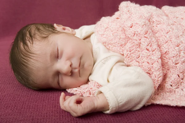 Ung baby sover — Stockfoto