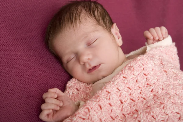 Ung baby sover — Stockfoto