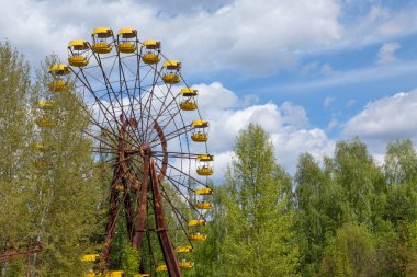Eski paslı metal radyoaktif elektrikli tekerlek, Pripyat şehrindeki kültür ve eğlence parkı, Çernobil faciası, Ukrayna.