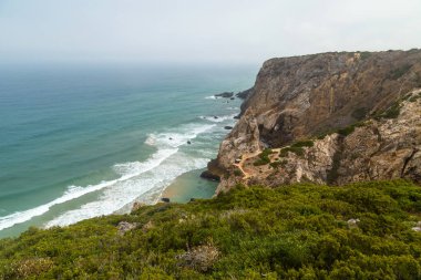Portekiz 'de Cabo da Roca' da (Cape Roca) Atlantik Okyanusu kıyısındaki uçurumlar. Avrupa kıtasının en batı noktası